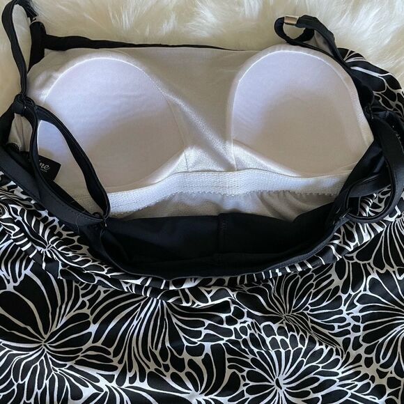 Black & White Flattering Fit Plus Size Swimsuit - Size 16 - Picture 6 of 8